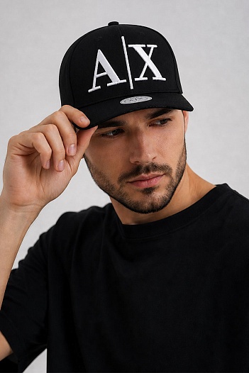 Бейсболка чёрного цвета Armani Exchange embroidered-logo   