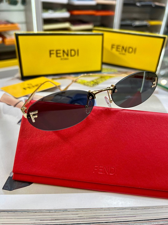 Чёрные солнцезащитные очки Fendi