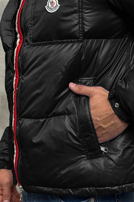 Пуховик чёрного цвета Moncler Montbeliard