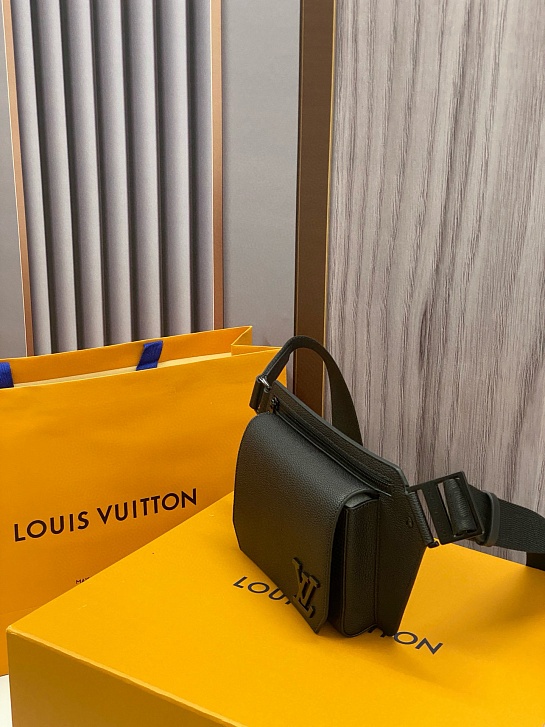 Кожаная сумка на пояс Louis Vuitton Aerogram Premium 30x16x3 см