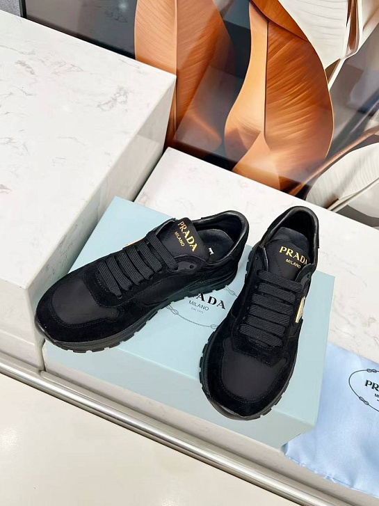 Женские комбинированные кроссовки Prada