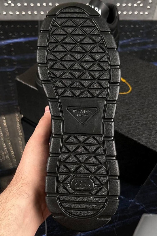 Кожаные кроссовки Prada logo-plaque - Black