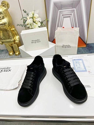 Замшевые кроссовки с мехом Alexander McQueen    