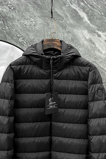 Пуховик чёрного цвета Moncler Jeluz   