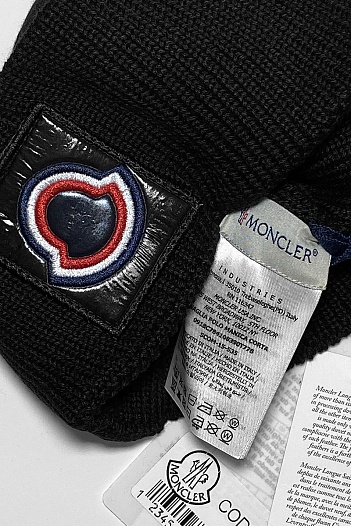 Брендовая шапка Moncler чёрного цвета   
