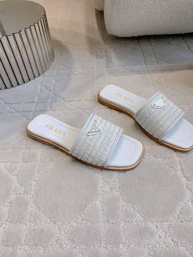 Женские шлёпанцы Prada белого цвета   