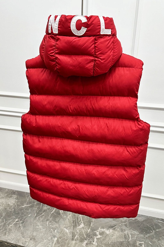 Мужской жилет Moncler красного цвета