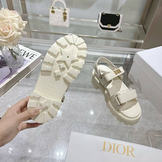 Белые женские кожаные сандалии Dior   