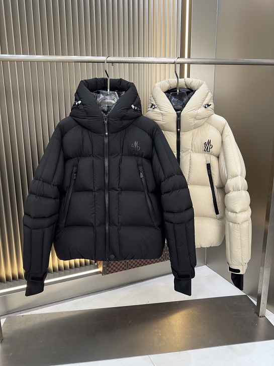 Мужской пуховик Moncler чёрного цвета