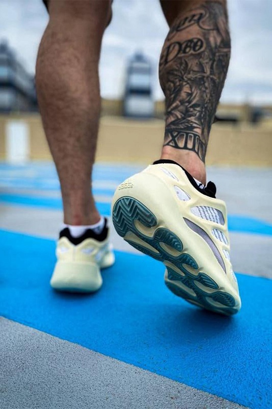 Кроссовки Adidas Yeezy Boost 700 V3 "Azael"