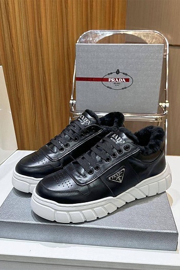 Кожаные кроссовки с мехом Prada   