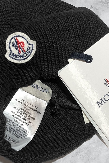 Мужская шапка чёрного цвета Moncler logo-patch   