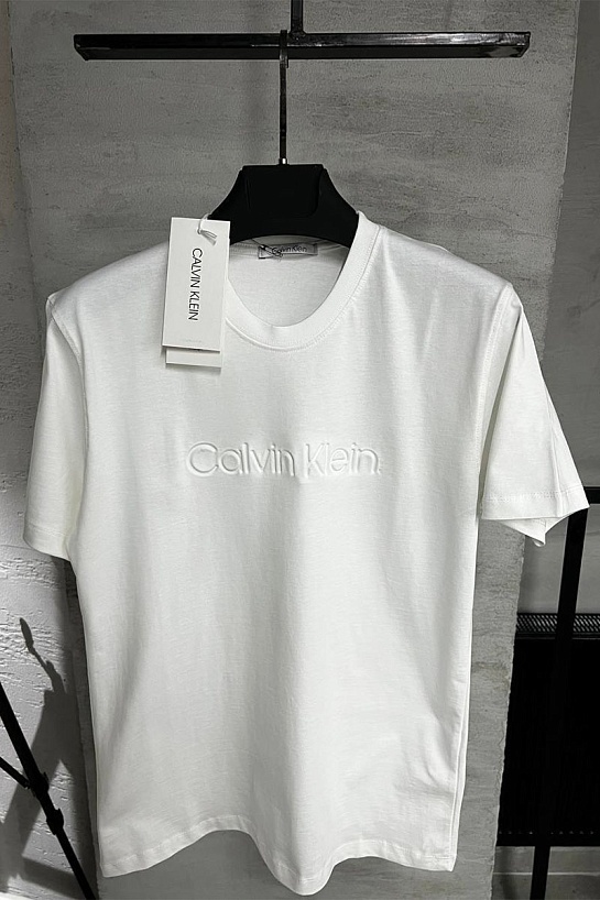 Белая футболка Calvin Klein embossed logo