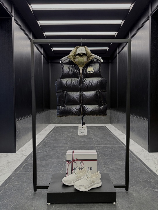 Мужской чёрный жилет Moncler Lipsi