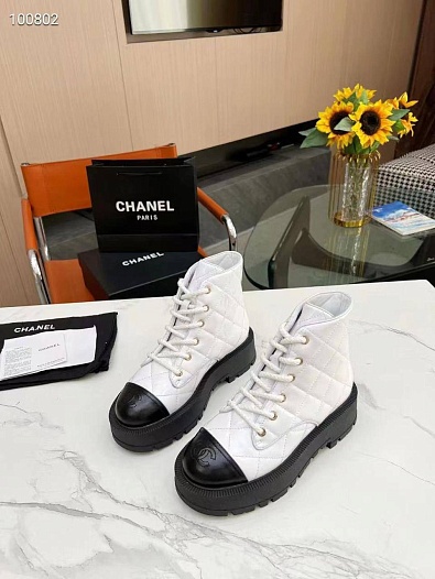 Женские кожаные ботинки Chanel белого цвета   