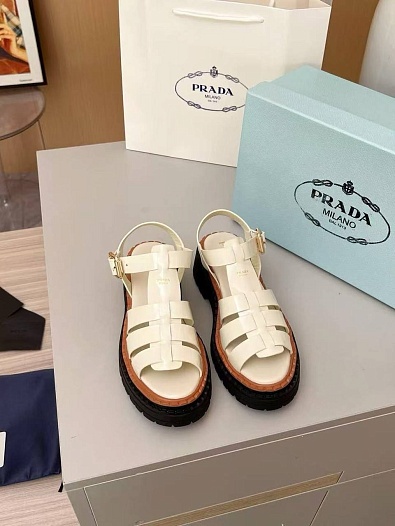 Женские кожаные сандалии Prada белого цвета   