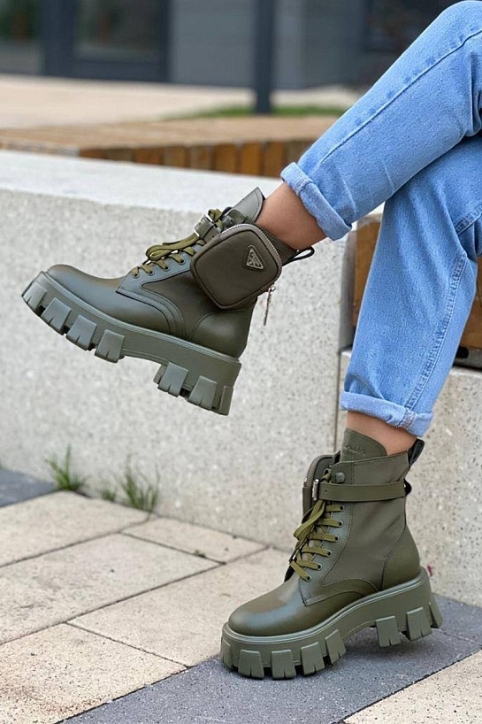 Кожаные женские ботинки Prada зелёного цвета