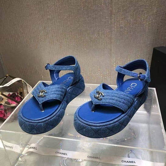 Женские замшевые сандалии синего цвета Chanel