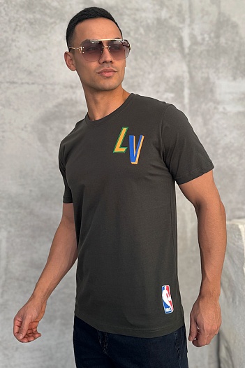 Тёмно-зелёная мужская футболка Louis Vuitton x NBA Collaboration   