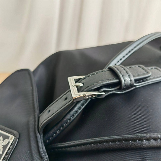 Чёрный нейлоновый рюкзак Prada 29x29 см