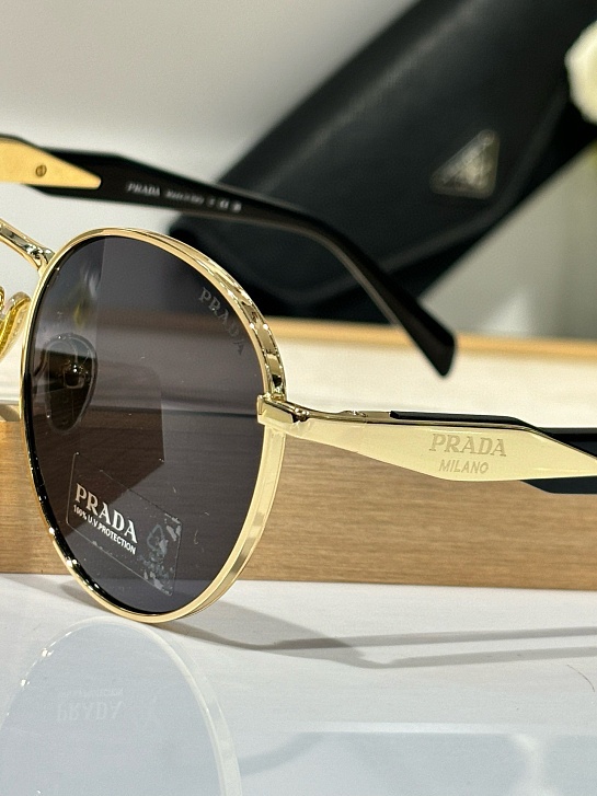 Солнцезащитные очки Prada Loden Lenses