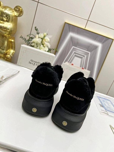 Замшевые кроссовки с мехом Alexander McQueen    