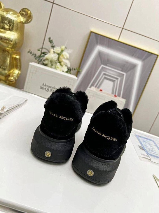 Замшевые кроссовки с мехом Alexander McQueen 