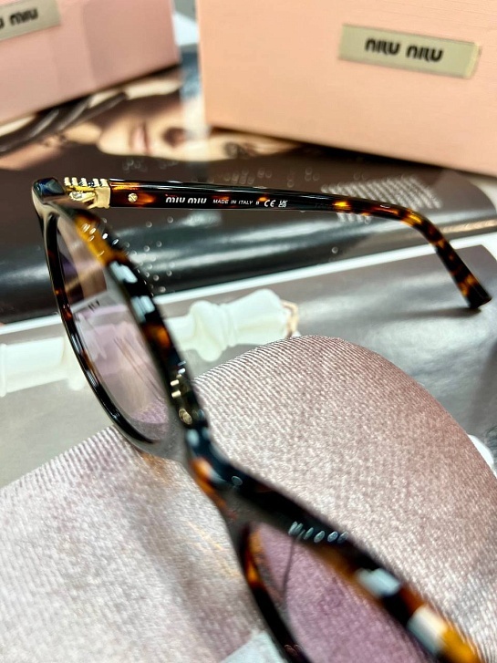 Солнцезащитные очки MIU MIU с леопардовой оправой
