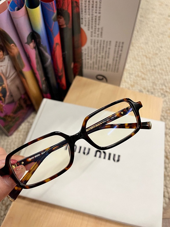 Женские очки MIU MIU с леопардовой оправой