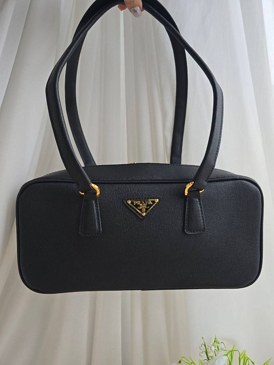 Кожаная чёрная сумка Prada 31x16 см