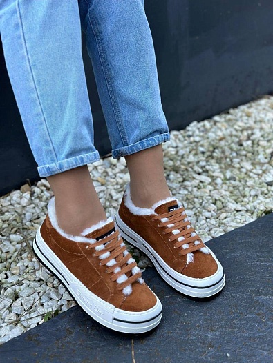 Женские замшевые кроссовки с мехом Dior   