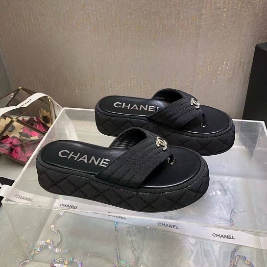 Женские кожаные шлёпанцы Chanel