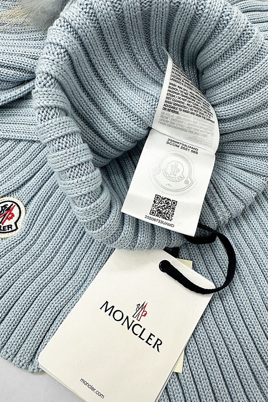 Комплект из шапки и шарфа голубого цвета Moncler logo-patch