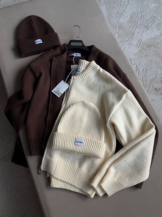 Женская кофта с шапкой Ganni бежевого цвета