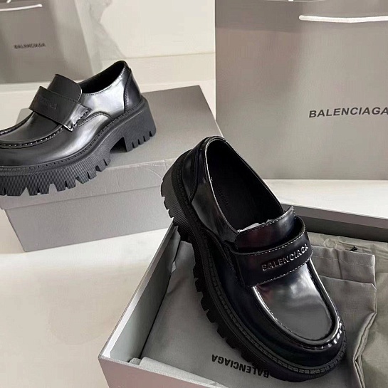 Женские чёрные кожаные лоферы Balenciaga Premium