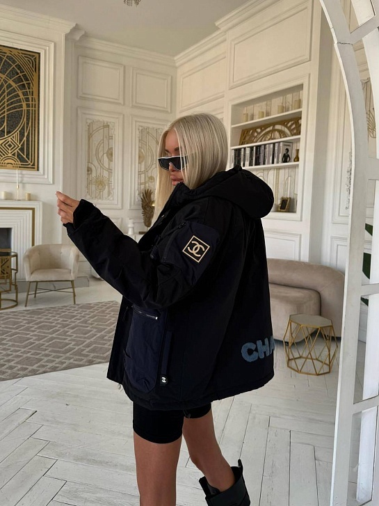 Женская чёрная куртка Chanel