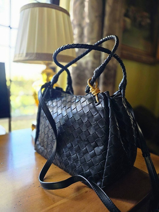 Кожаная чёрная сумка Bottega Veneta Parachute 22x27 см