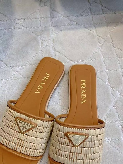 Женские шлёпанцы Prada бежевого цвета   