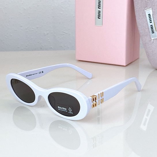 Женские солнцезащитные очки MIU MIU с белой оправой
