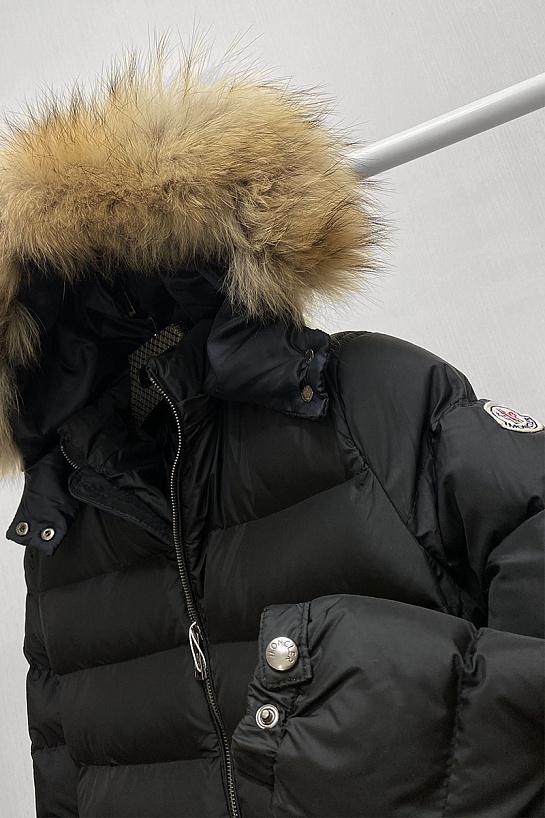 Женская чёрная куртка с меховым капюшоном Moncler