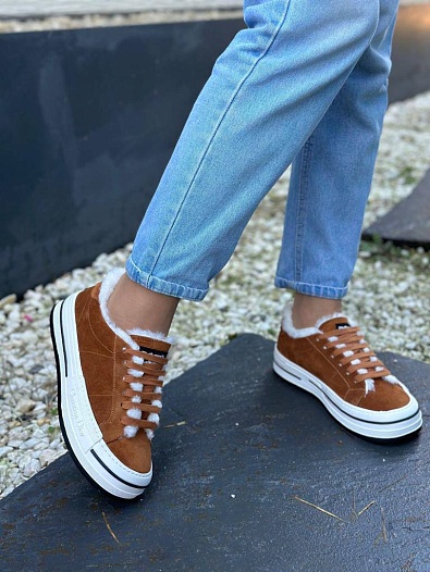 Женские замшевые кроссовки с мехом Dior   