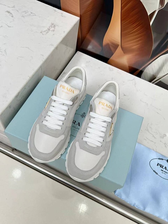 Женские комбинированные кроссовки Prada
