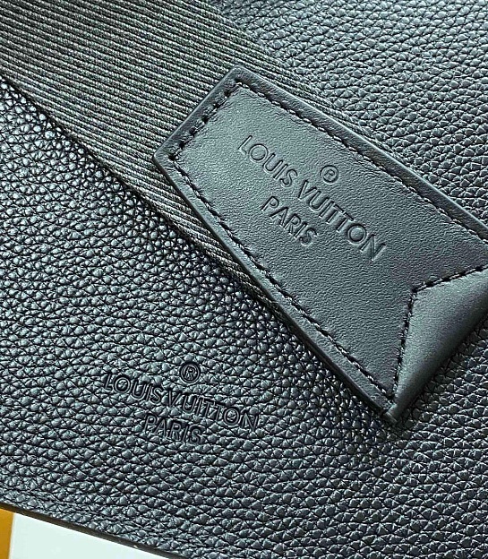 Кожаная сумка на пояс Louis Vuitton Aerogram Premium 30x16x3 см