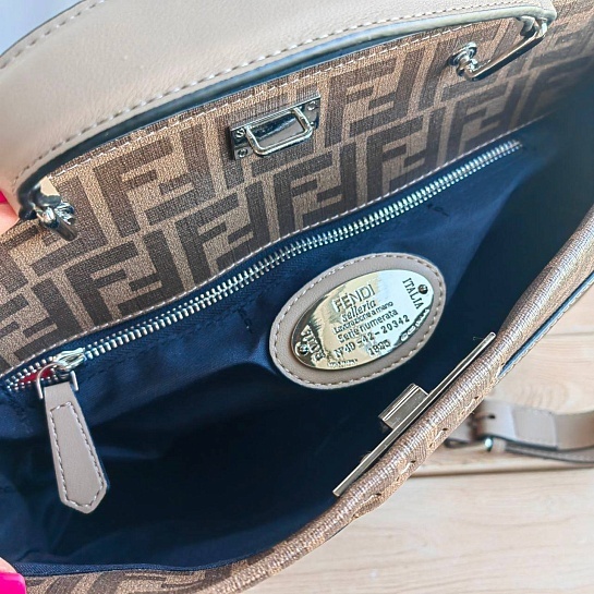 Женская кожаная сумка Fendi 30x26 см