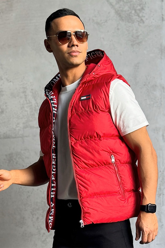 Мужской жилет Tommy Hilfiger красного цвета