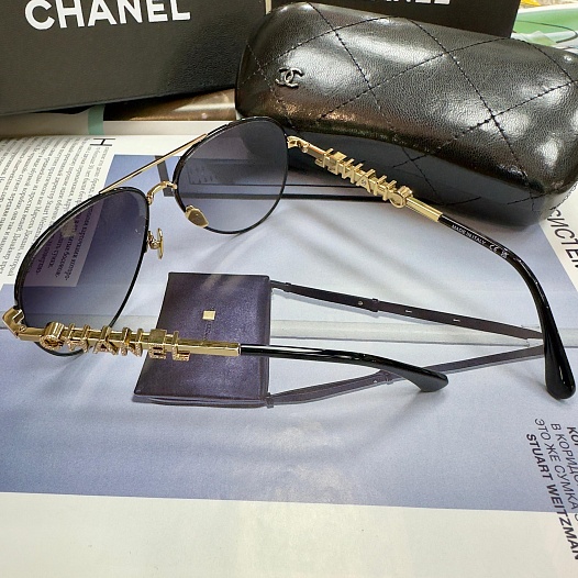 Солнцезащитные очки авиаторы Chanel с фиолетовыми стеклами   