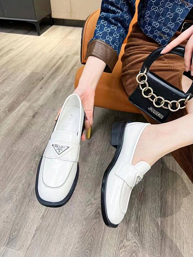 Женские кожаные лоферы Prada белого цвета   