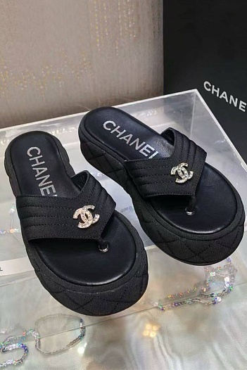 Женские кожаные шлёпанцы Chanel   