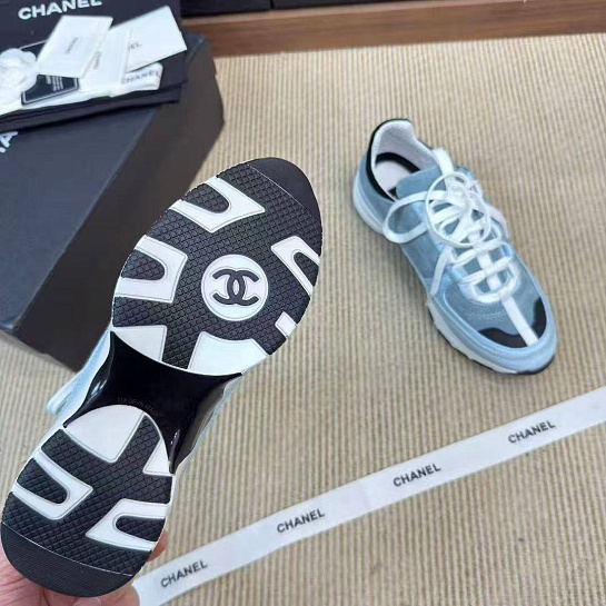 Женские синие кроссовки Chanel