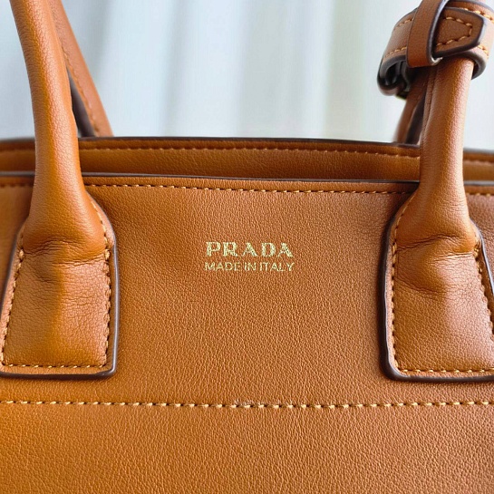 Женская кожаная сумка Prada 32x23 см